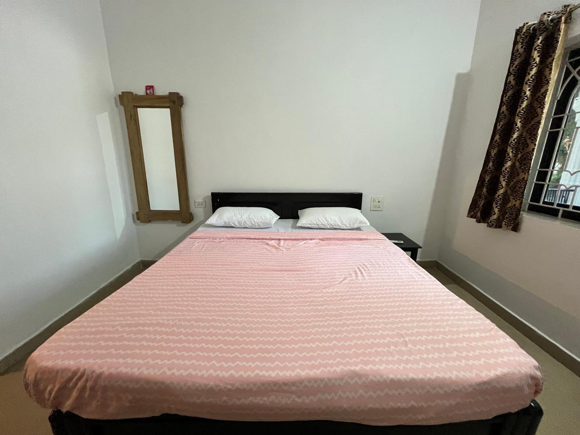God'S Gift Morjim Hotel Luaran gambar