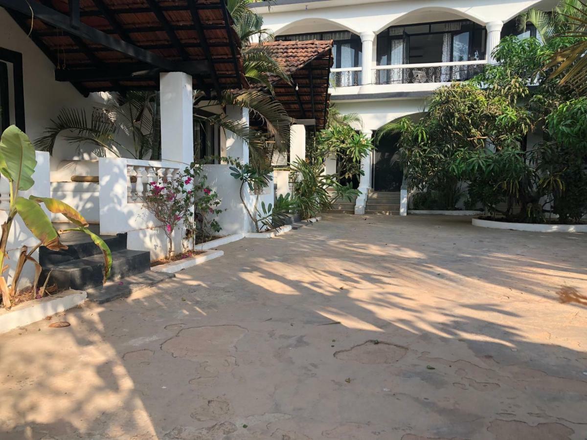 God'S Gift Morjim Hotel Luaran gambar